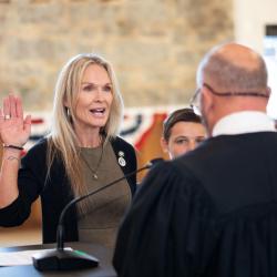 Councilmember Jennifer W. Smith reciting her Oath of Office
